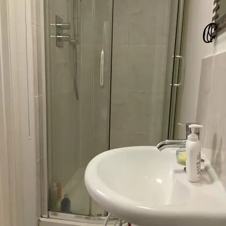 Central And Peaceful Room With Your Own Bathroom London Exterior photo