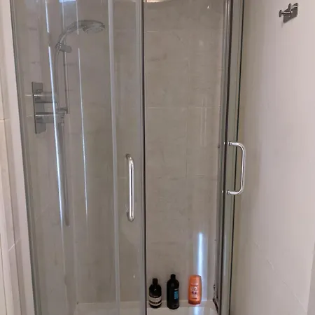 Central And Peaceful Room With Your Own Bathroom London Exterior photo